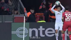 Berita video lemparan ke dalam yang kocak dari pemain Werder Bremen, Thomas Delaney, di Bundesliga. This video presented by BallBall.