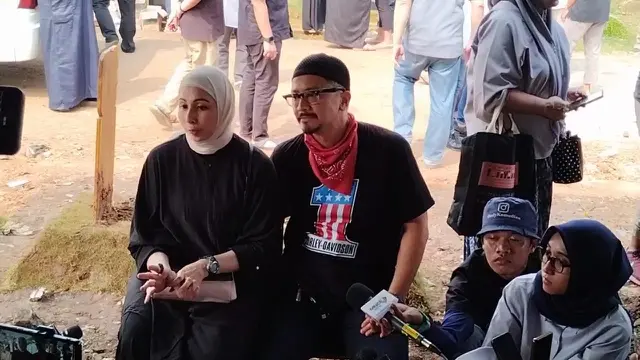 Ferry Maryadi tampak tegar melepas kepergian ibunda tercinta untuk selamanya.