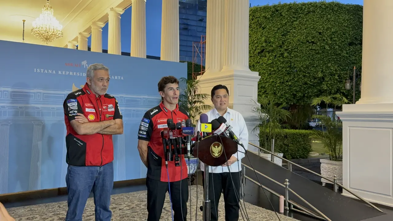 Pembalap MotoGP dari Ducati Lenovo, Marc Marquez usai menemui Presiden Prabowo Subianto di Istana Kepresidenan Jakarta, Selasa (30/9/2025). (Liputan6.com/Lizsa Egeham)