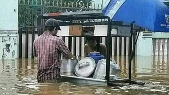 6 Potret Orang Makan dengan Santai Saat Banjir Ini Bikin Geleng Kepala