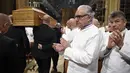 Koki Prancis Alain Ducasse dan Regis Marcon bertepuk tangan saat menghadiri upacara misa pemakaman master koki asal prancis Paul Bocuse di Katedral Saint-Jean di Lyon, Prancis tengah, (26/1). (Philippe Desmazes/Pool Photo via AP)