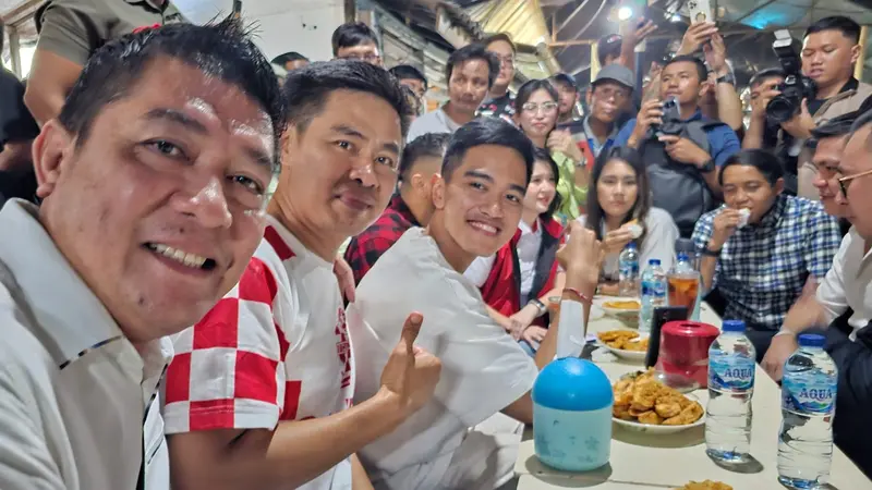 Ketum PSI Kaesang Pangarep bersama Relawan Jokowi dan masyarakat mgopi bareng dan makan pisang goreng di Kawasan Jarod Manado, Jumat 13 Oktober 2023. (Istimewa)