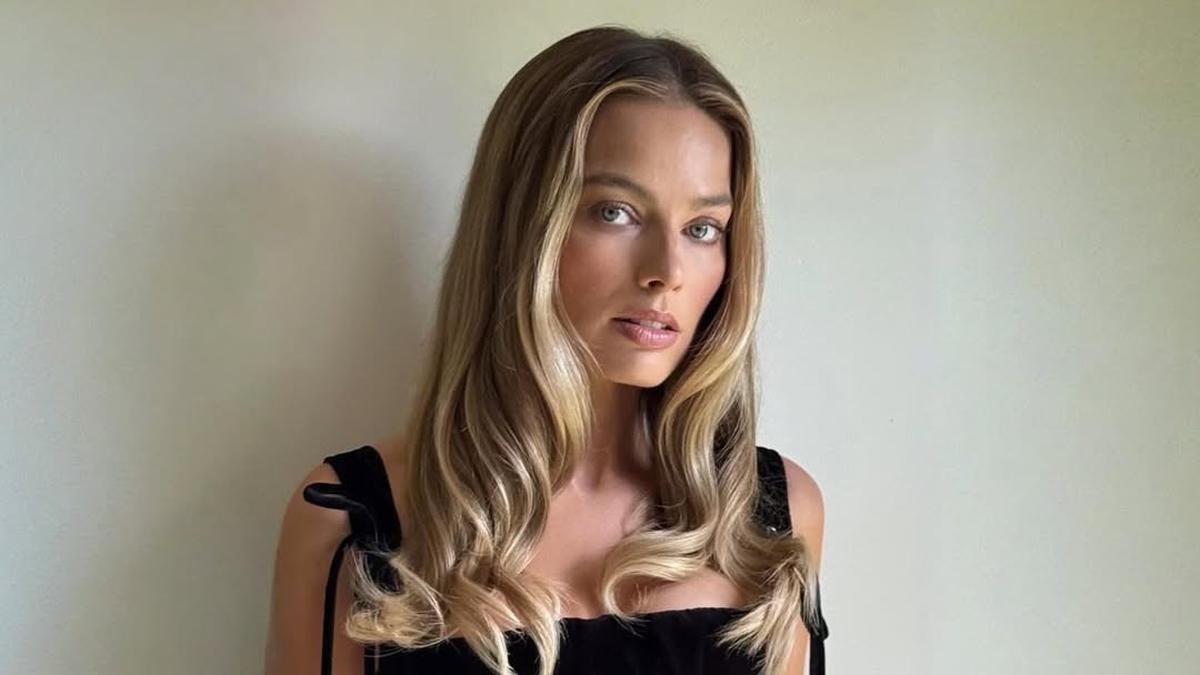 Cara Keren Margot Robbie Padukan Corset dan Baggy Pants