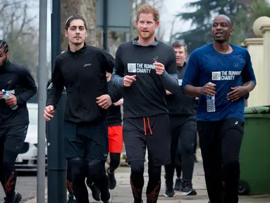 Pangeran Harry berlari dengan relawan dan para tunawisma dari The Running Charity di Willesden Green, Inggris (26/1). Acara amal ini untuk membantu para tunawisma muda mengembangkan keterampilan hidup melalui olahraga. (Geoff Pugh, Foto Renang via AP)