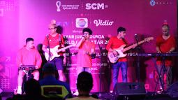 Penampilan band musik saat nonton bareng matchday ketiga grup F Kroasia Vs Belgia di 15 th Park, Kemang. Jakarta Selatan, Kamis (01/12/2022). (Bola.com/Rizky Aufaniam)