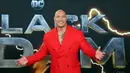 Aktor AS Dwayne Johnson tiba untuk pemutaran perdana film 'Black Adam' di Time Square, New York City, Amerika Serikat, 12 Oktober 2022. Dwayne Johnson tampil nyentrik saat memimpin kedatangan para bintang pada pemutaran perdana film superhero 'Black Adam'. (AFP/ANGELA WEISS)