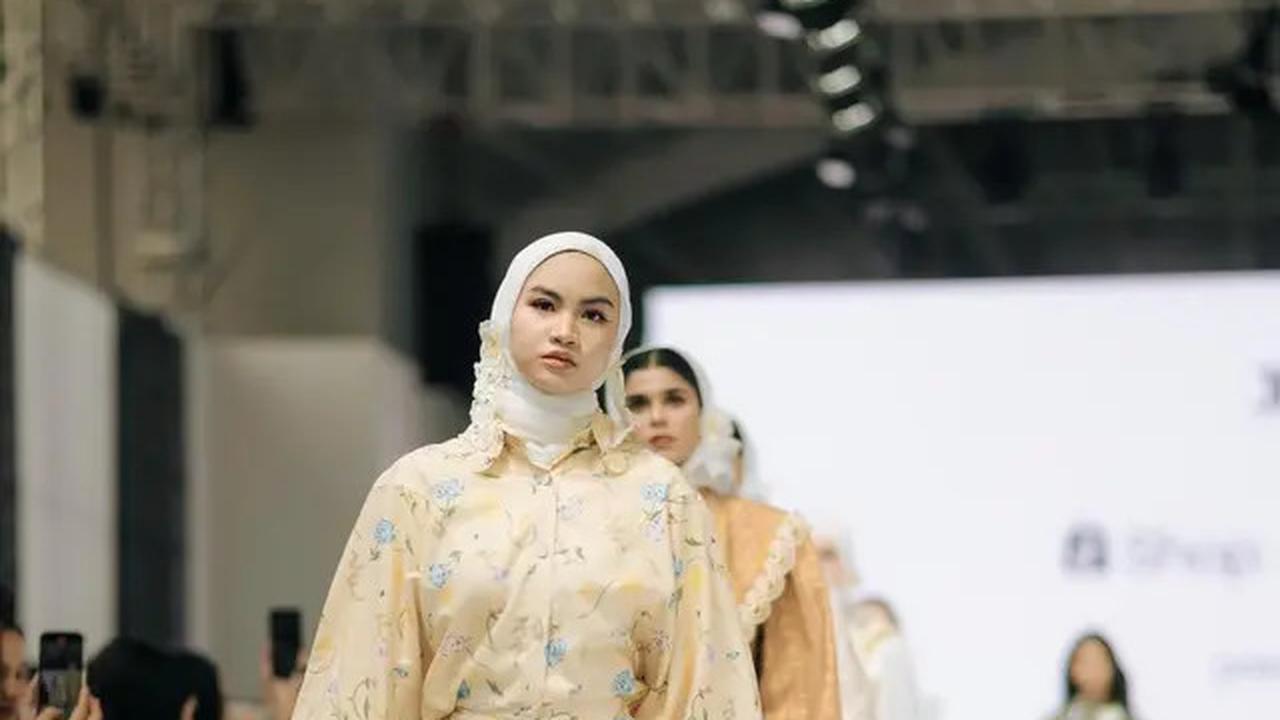 5 Potret Anggun dan Fresh Xaviera Putri dalam Busana Lokal di Jakarta Fashion Week 2025