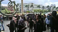 Gempa 6,1 SR Guncang Jakarta, Penghuni Gedung Tinggi Berhamburan (Liputan6.com/Sunariyah)
