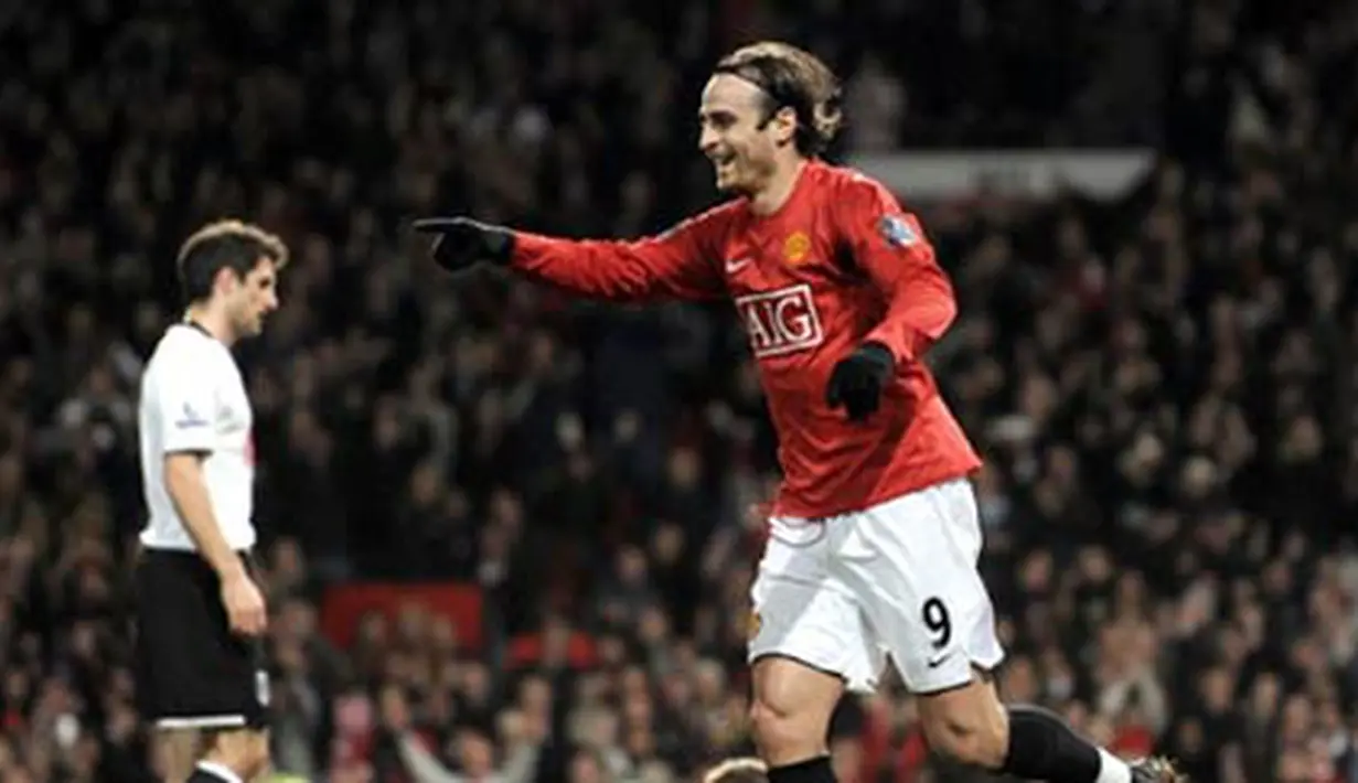 Manchester United's forward Dimitar Berbatov after scoring the second goal during English Premiership match against Fulham at Old Trafford, Manchester, on February 18, 2009. AFP PHOTO/ANDREW YATES