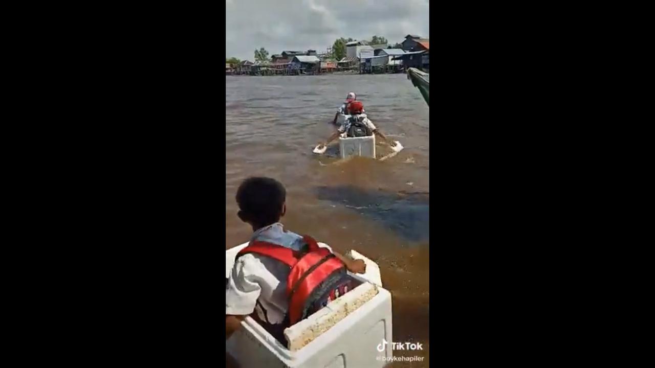 3 anak SD menyeberangi Sungai Riding, Sumatera Selatan