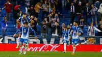 Para pemain Espanyol menunjukkan ekspresi gembira setelah Gerard Moreno (kiri bawah) mencetak gol ke gawang Real Madrid, Selasa (27/2/2018), di RCDE Stadium. (La Liga)