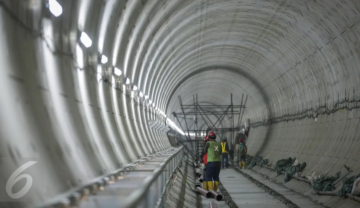 Pekerja menyelesaikan proyek pembangunan Mass Rapid Transit tahap 1 Koridor Selatan-Utara yang menghubungkan kawasan Lebak Bulus hingga Bunderan HI, Jakarta (6/4). (Liputan6.com/Faizal Fanani)
