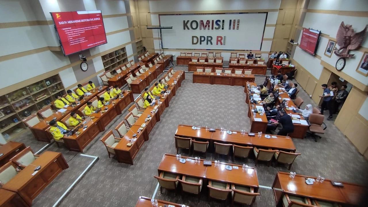 Komisi III DPR Cecar BNN soal Whip Pink, Soroti Tulisan Halal di Tabung
