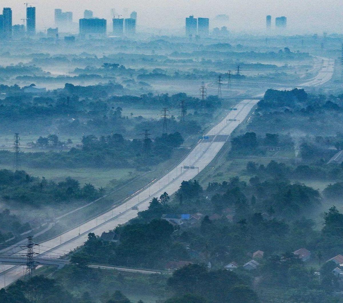 Selain itu, keberadaan jalan tol ini juga diharapkan dapat mendorong perkembangan kawasan-kawasan baru di sekitar jalur tol, sehingga memberikan dampak positif bagi perekonomian daerah. Foto: merdeka.com / Arie Basuki<br>