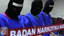 Sejumlah tersangka dihadirkan saat rilis penangkapan 6.642 gram narkotika golongan 1 di gedung BNN, Jakarta, Jumat (7/8/2015). Empat tersangka diamankan BNN dari dua lokasi yang berbeda Depok dan Johar Baru-Jakarta Pusat.  (Liputan6.com/Helmi Afandi)