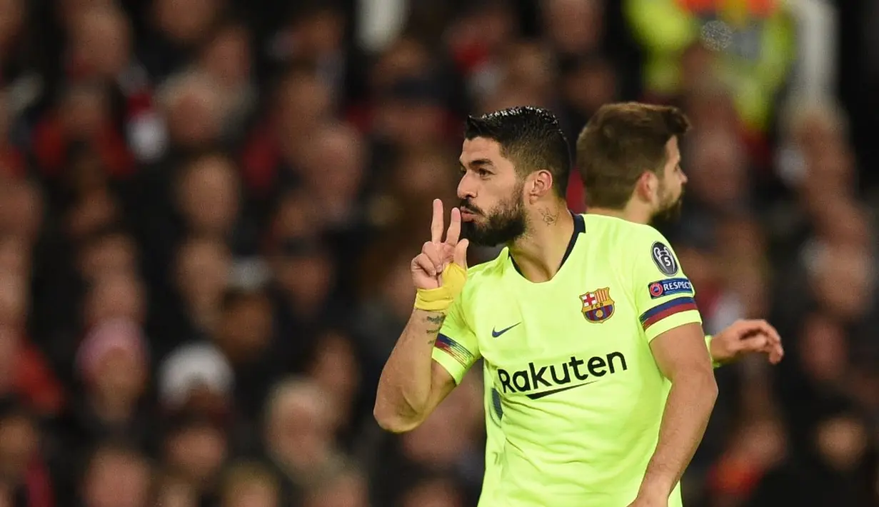 6. Luis Suarez - My Brand adalah label yang dikeluarkan Luis Suarez untuk bisnis fashionnya. Luis Suarez sadar ingin mengembangkan pasar fashion untuk kebutuhan kaum milenial. (AFP/Oli Scarff)