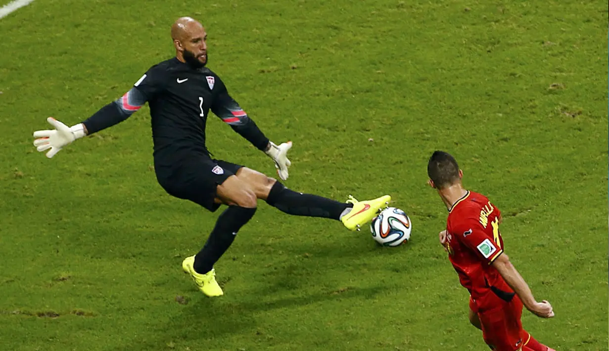 Penjaga gawang Timnas AS, Tim Howard (kiri) berhasil memblok sepakan Kevin Mirallas (Belgia) saat berlaga di 16 besar Piala Dunia 2014, (2/7/2014). (REUTERS/Dylan Martinez)