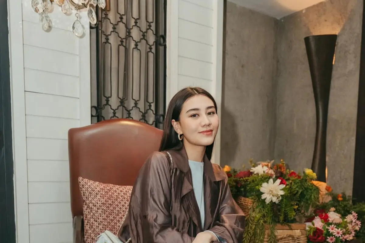 Gaya Modest Aaliyah Massaid Saat Ramadan 2026, Makin Stylish dengan Tas Mungil Chanel Rp52 Jutaan