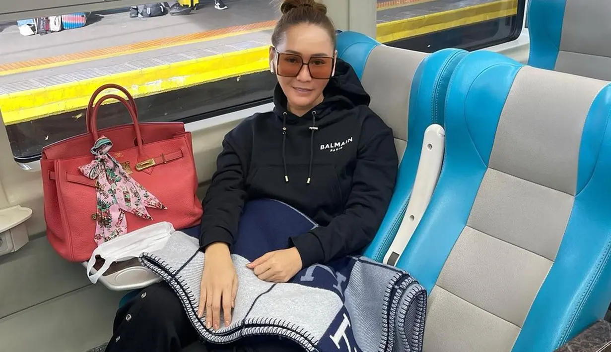 Jika dilihat sekilas, tak ada yang aneh dengan foto ini. Inul Daratista naik kereta api kelas eksekutif biasa. Ternyata, ada netizen yang melihat hal lain. Mereka salah fokus alias salfok dengan selimut Inul Daratista. Selimut hangat bermerk ternama itu menemani perjalanan Inul Daratista menuju kota Semarang. (Liputan6.com/IG/@inul.d)
