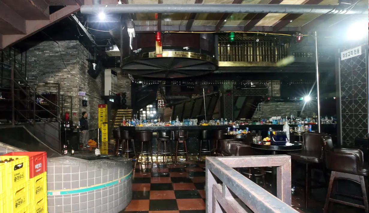 Suasana sebuah klub malam  setelah balkon ambruk di kota Gwanju, Korea Selatan (27/7/2019). Kejadian tersebut menyebabkan dua orang tewas dan 10 lainnya cedera, termasuk sejumlah atlet polo air yang akan mengikuti Kejuaraan Renang Dunia. (AFP Photo/Yonhap)