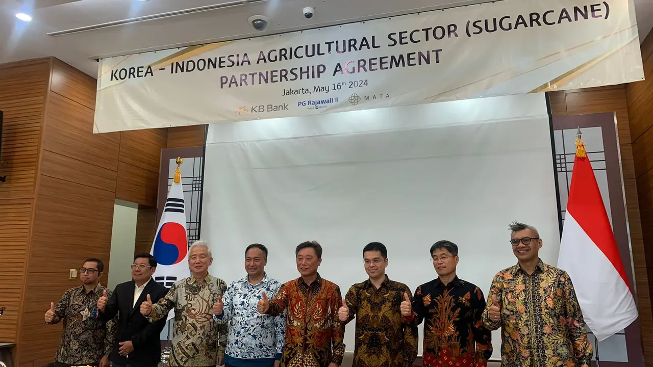 KB Bank, PT Pabrik Gula Rajawali II (Rajawali II), dan PT Mata Langit Solusindo (MATA) menandatangani kerja sama pemberdayaan pertanian tebu Indonesia.(Natasha/Liputan6.com)