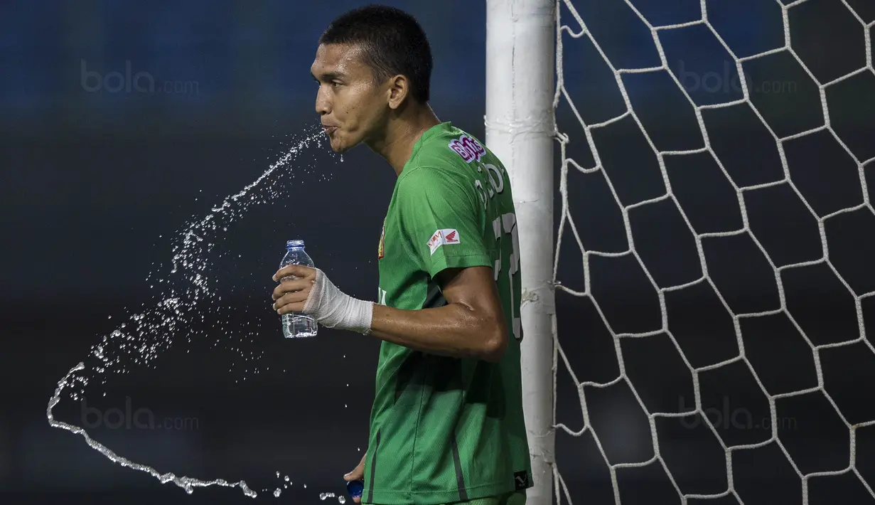Striker Bhayangkara FC, Dendy Sulistyawan, melepas dahaga saat melawan Persipura pada laga Liga 1 Indonesia di Stadion Patriot, Bekasi, Sabtu (9/9/2017). Bhayangkara FC menang 2-1 atas Persipura. (Bola.com/Vitalis Yogi Trisna)