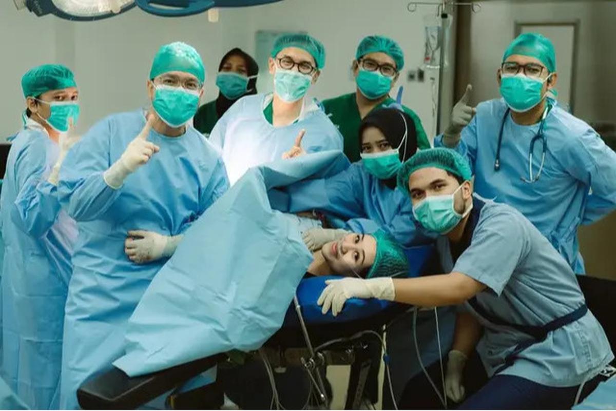 10 Potret Persalinan Aaliyah Massaid, Thariq Ungkap Arti Nama Anak Pertama