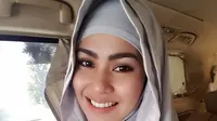 "Menanggapi postingan saya tentang niqab.. itu hanya cerita tentang pengalaman saya dan Demi Allah tidak ada maksud SARA atau pun hal negative lainnya.." tulisnya dalam foto di Masjid Nabawi, 19 Maret. (Instagram/kartikaputriworld)