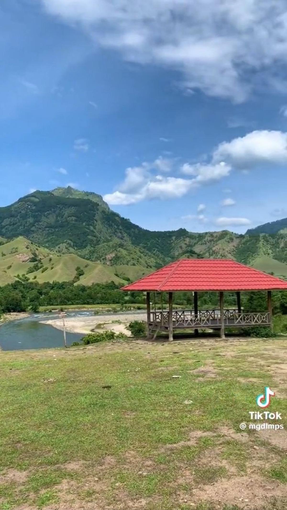 Selain pemandangan perbukitan hijau yang menyegarkan mata, ada juga sungai yang mengalir di antaranya. Dari gazebo, kita bisa menikmati keindahan alam di sekitar sekolah ini.