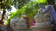 Dua orang bhiksu membersihkan patung di  Vihara Mahavira Graha Semarang , Sabtu ( 21/5/2016). Kegiatan ini dilakukan untuk menyambut hari Waisak besok. (Gholib)