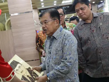 Wapres RI, Jusuf Kalla melihat salah satu hasil kerajinan pada Pameran Produk Unggulan Narapidana di Jakarta, Selasa (26/3). Beragam Produk Unggulan Narapidana dari 33 divisi pemasyarakatan Kanwil Kemenkumham se-Indonesia dipamerkan hingga 29 Maret, mendatang. (Liputan6.com/Helmi Fithriansyah)