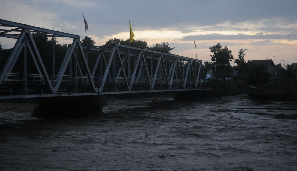 Tinggi debit lahar dingin yang melintasi Kali Konto Kediri nyaris menyentuh jembatan Kucang (Liputan6.com/Helmi Fithriansyah).
