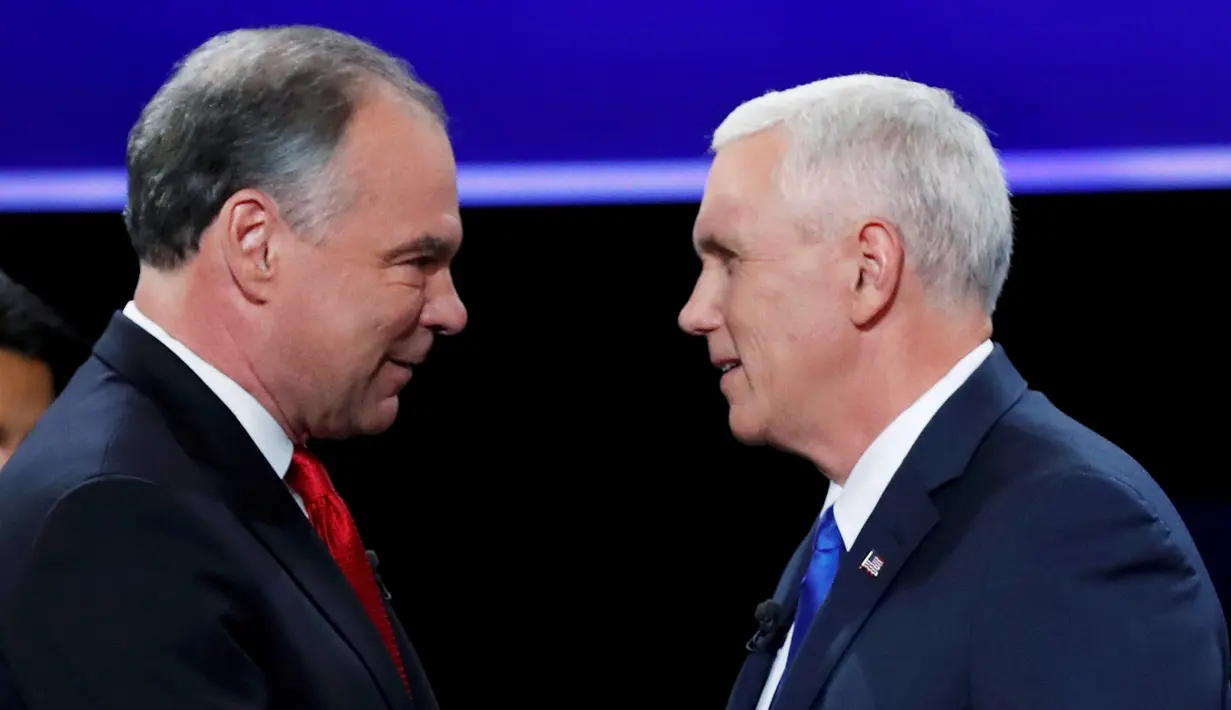 Cawapers Partai Demokrat Senator Tim Kaine (kiri) berjabat tangan dengan cawapres Partai Republik, Gubernur Indiana Mike Pence sebelum dimulainya debat perdana cawapres AS di Longwood University di Virginia, Selasa (4/10). (REUTERS/Kevin Lamarque)