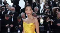 Putri Marino dengan gaun Hian Tjen di Cannes Film Festival 2023. (Dok. Twitter/@cineverse_id)