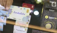 Seorang petugas menunjukkan koleksi emas batangan di Galeri 24 Pegadaian, Jakarta, Jumat (25/3/2022). Harga emas Antam di Pegadaian kembali naik. Hari ini harga emas Antam naik Rp 6.000 menjadi Rp 1 juta per gram, pada 25 Maret 2022. (Liputan6.com/Angga Yuniar)