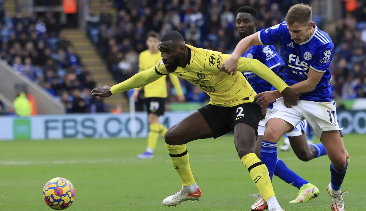 Pemain Chelsea Antonio Rudiger (kiri) berduel memperebutkan bola dengan pemain Leicester City Marc Albrighton pada pertandingan sepak bola Liga Inggris di King Power Stadium, Leicester, Inggris, 20 November 2021. Chelsea menang 3-0. (AP Photo/Leila Coker)