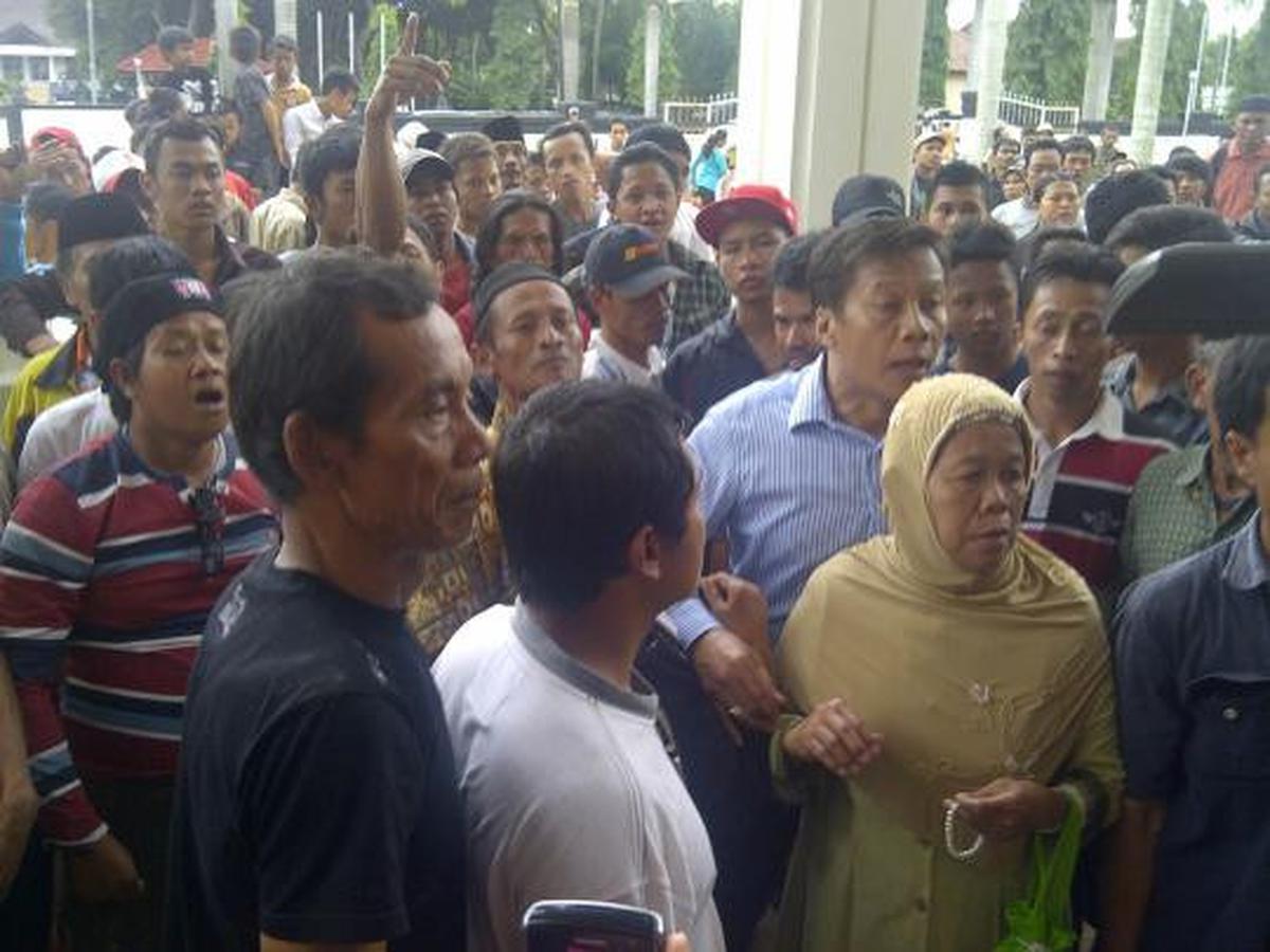 Ratusan warga ricuh saat sidang kasus pemotongan 2 bambu