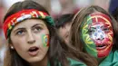 Fans Cantik Portugal memberikan dukungan dengan wajah bergambar bendera negaranya saat timnya lolos ke semifinal Piala Eropa 2016 di Stade VÈlodrome, Marseille, Prancis, (30/6/2016) dini hari WIB. (REUTERS/Christian Hartmann)