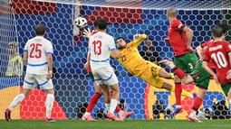 Ceko yang banyak tertekan justru mampu unggul lebih dulu lewat gol Lukas Provod. (PATRICIA DE MELO MOREIRA / AFP)