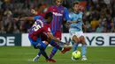 <p>Penyerang Barcelona Pierre-Emerick Aubameyang (kiri) mencetak gol ke gawang Celta Vigo pada laga lanjutan La Liga di Camp Nou, Rabu (11/5/2022) dini hari WIB. Barcelona menghajar Celta Vigo 3-1 di kandang sendiri. (LLUIS GENE / AFP)</p>