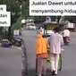 Pasangan lansia jualan dawet keliling untuk sambung hidup. (TikTok/@tugumalangid)