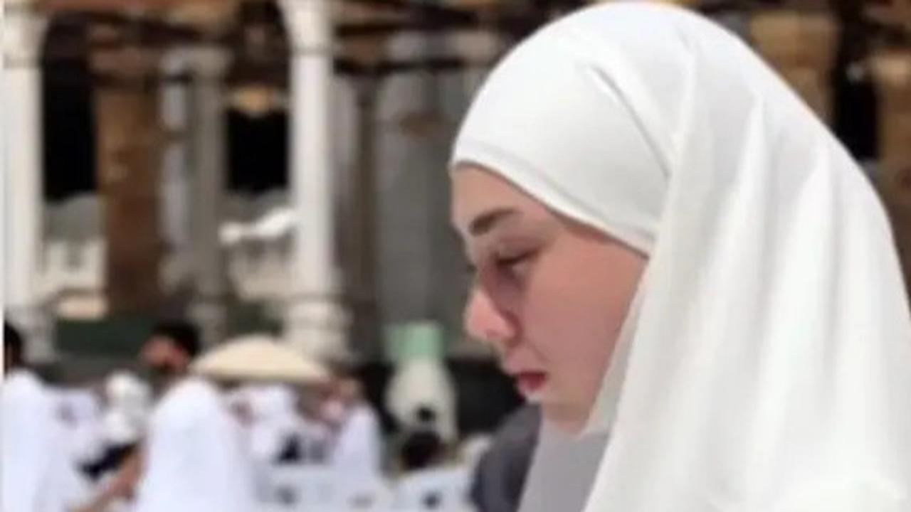 Potret Celine Evangelista Jalani Ibadah Umrah, Perjalanan yang Penuh Syukur dan Makna