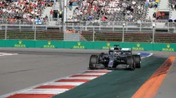 Pembalap Mercedes Lewis Hamilton memimpin balapan F1 GP Rusia di Sochi Autodrom, Sochi, Minggu (29/9/2019). Hamilton menjadi juara dan mengakhiri rentetan kemenangan Ferrari dalam tiga balapan F1 sebelumnya. (AP Photo/Luca Bruno)