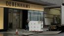 Perabotan dari department store Debenhams yang ditutup di Oxford Street di London, dipindahkan dan dimuat ke dalam truk, pada Sabtu (6/2/2021). Pengecer mode online, Boohoo telah membeli merek dan situs web Debenhams seharga 55 juta pound atau sekitar Rp 1 triliun. (AP Photo/Matt Dunham)