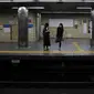 Penumpang menunggu kereta bawah tanah Nagoya, Jepang (23/9/2019). Stasiun Nagoya melayani Tōkaidō Shinkansen dan jaringan kereta api regional yang dioperasikan JR Tōkai, Meitetsu, dan Kintetsu. (AP Photo/Christophe Ena)