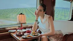 Eastern & Oriental Express adalah salah satu kereta api mewah yang menawarkan pengalaman perjalanan eksklusif melalui beberapa negara di Asia Tenggara, termasuk Singapura, Malaysia, dan Thailand. Kereta ini dikenal dengan interiornya yang elegan dan pelayanan kelas atas, memberikan pengalaman yang tak terlupakan bagi para penumpangnya. (Liputan6.com/IG/@alyssadaguise)