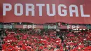 Spanduk bertuliskan Portugal dibentangkan suporter saat pertandingan melawan Swiss pada laga kualifikasi Piala Dunia di Stadion Luz, Selasa (10/10/2017). Portugal menang 2-0 atas Swiss. (AP/Armando Franca)