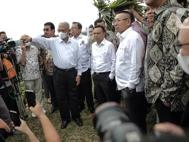 Wakil Ketua DPR RI Sufmi Dasco Ahmad (tengah) saat melakukan sidak lokasi pembangunan proyek Meikarta di Cikarang, Kabupaten Bekasi, Jawa Barat, Selasa (14/3/2023). Sufmi Dasco Ahmad memimpin rombongan belasan anggota DPR RI meninjau langsung lokasi pembangunan proyek Meikarta untuk mengetahui kondisi bangunan apartemen yang mangkrak sehingga membuat banyak konsumen merasa dibohongi serta dirugikan. (Liputan6.com/Faizal Fanani)