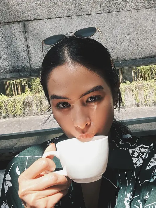 Menikmati secangkir minuman, Maudy Ayunda berbagi potret wajah dirinya dengan riasan tak berlebihan. Mana potret Maudy Ayunda yang jadi favoritmu? Foto: Instagram.