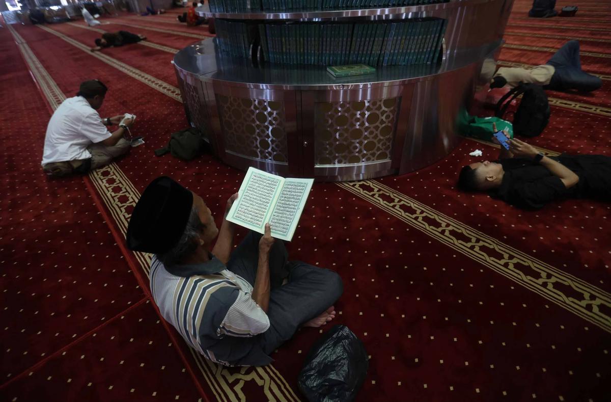 FOTO Warga Manfaatkan Awal Ramadan untuk Beribadah di Masjid Istiqlal